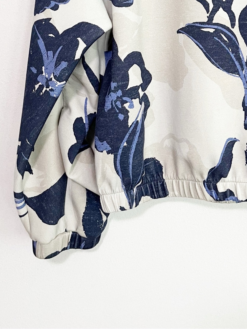 BOGO! Evereve Floral Print Ruched Sleeve Pullover Top Tan Blue Size Small - Picture 8 of 10
